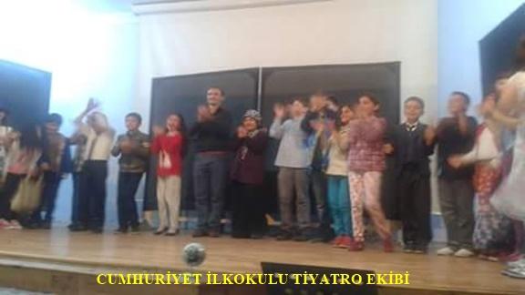 Cumhuriyet İlkokulu Tiyatro Ekibi Gösterisini sergiledi.