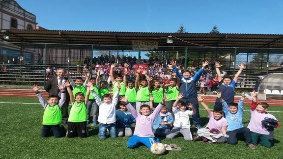 İlkokullar arası futbol karşılaşmasını Cumhuriyet İlkokulu kazandı.