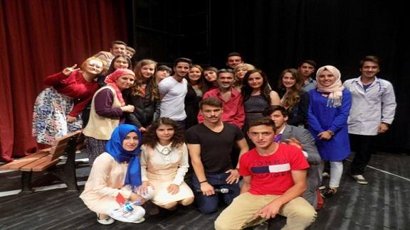 Cide Çok Programlı Anadolu Lisesi 2. Tiyatro oyununu sergiledi.