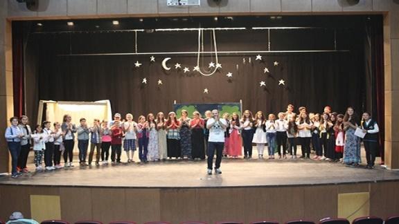Cide Yatılı Bölge Ortaokulu İngilizce Drama Etkinliği gösterimi yapıldı. 
